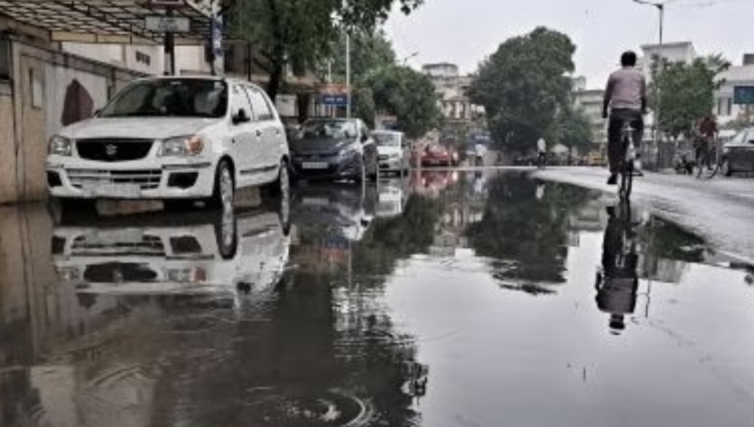 અમદાવાદ-ગાંધીનગરમાં છુટાછવાયા ઝાપટાં, અન્ય ભાગોમાં હળવાથી ભારે વરસાદની આગાહી